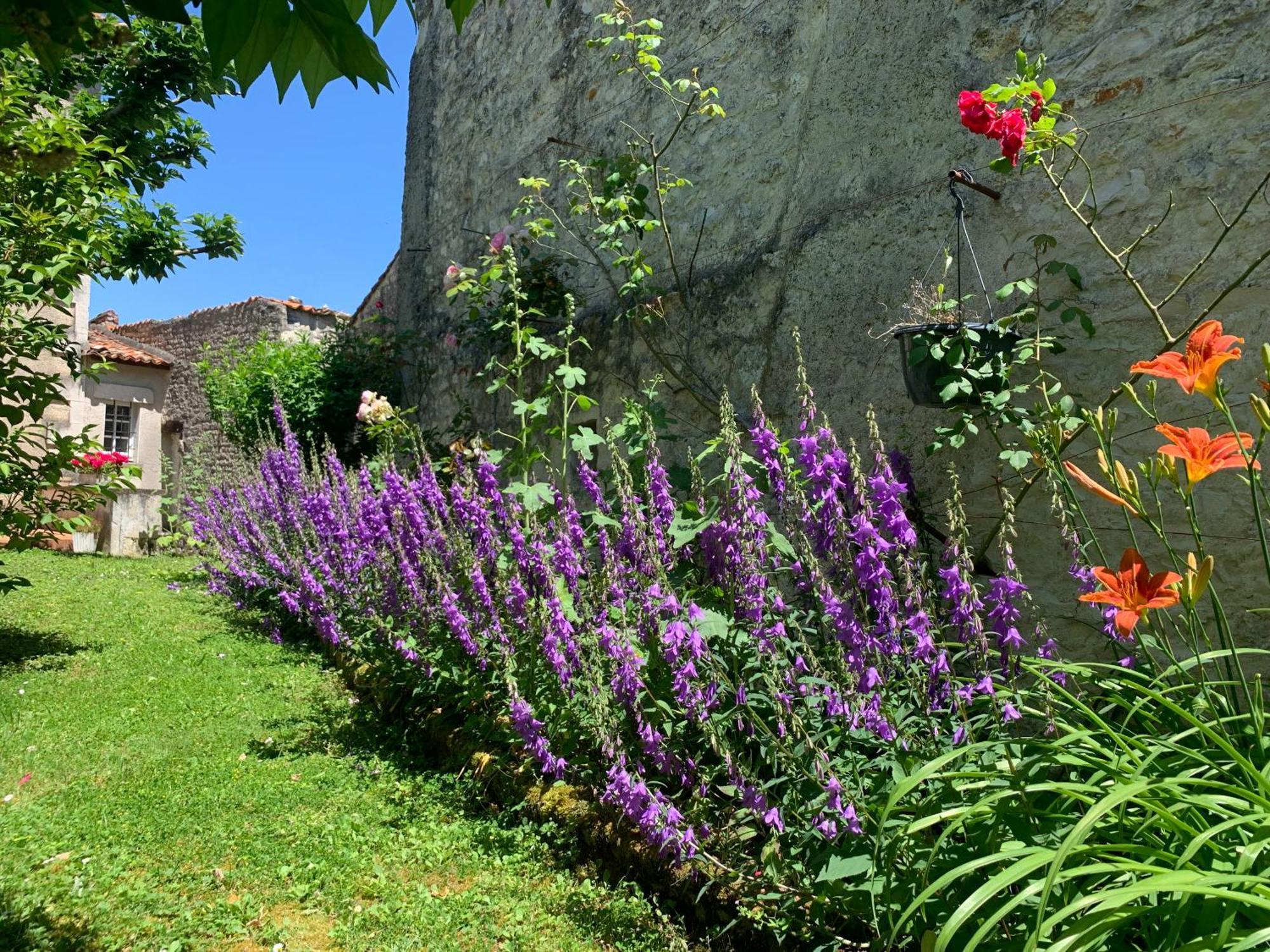 The Cool Lounge A Coulonges - Charente Bed & Breakfast ภายนอก รูปภาพ