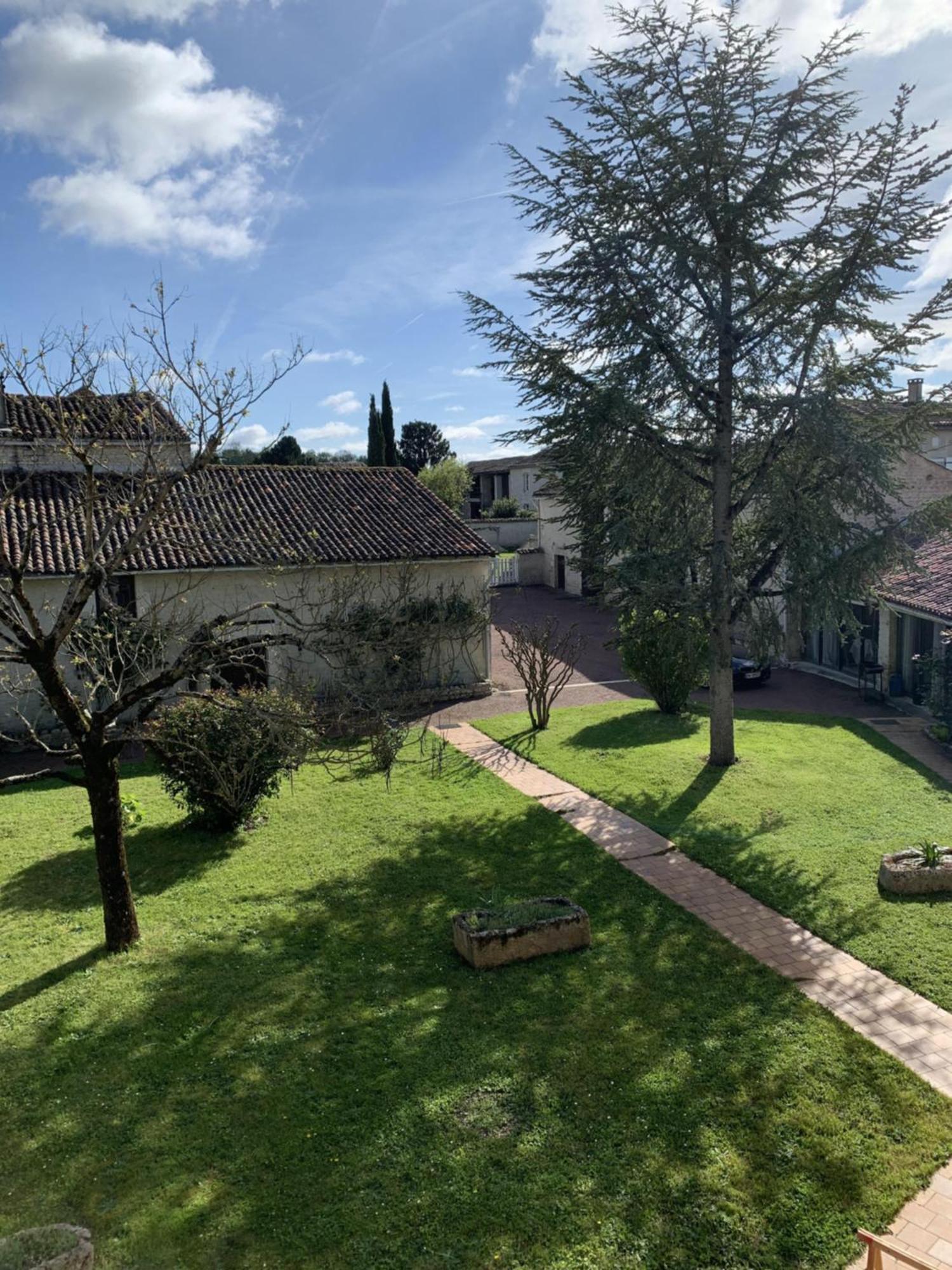 The Cool Lounge A Coulonges - Charente Bed & Breakfast ภายนอก รูปภาพ