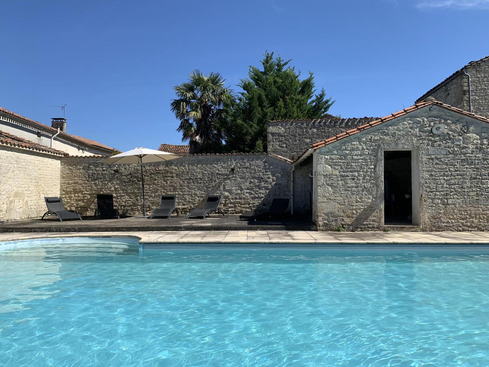 The Cool Lounge A Coulonges - Charente Bed & Breakfast ภายนอก รูปภาพ