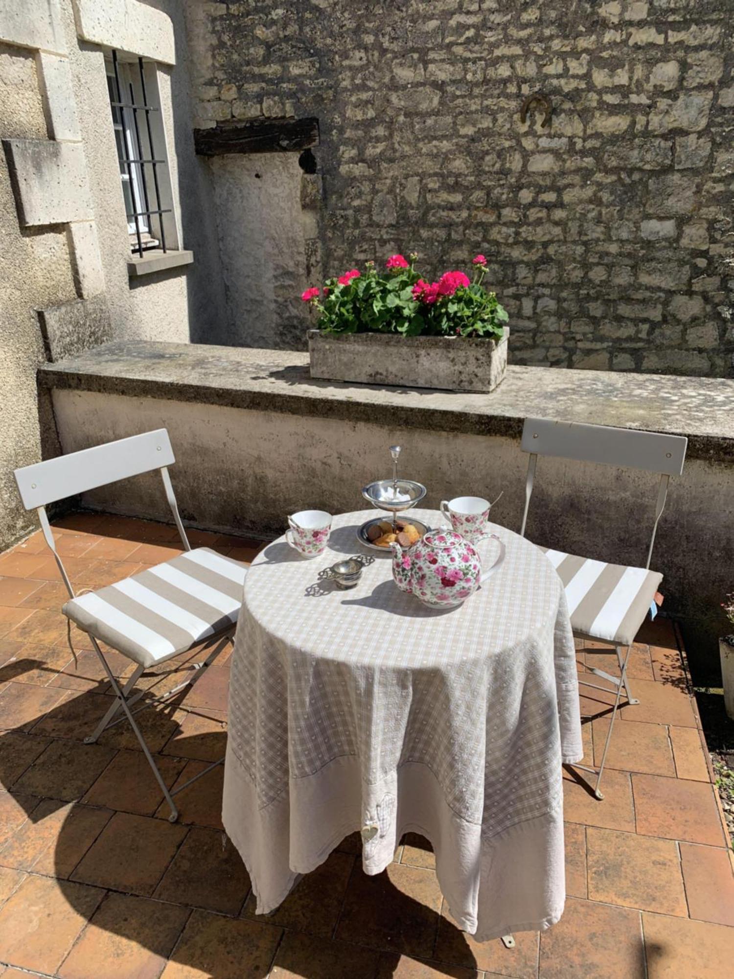 The Cool Lounge A Coulonges - Charente Bed & Breakfast ภายนอก รูปภาพ