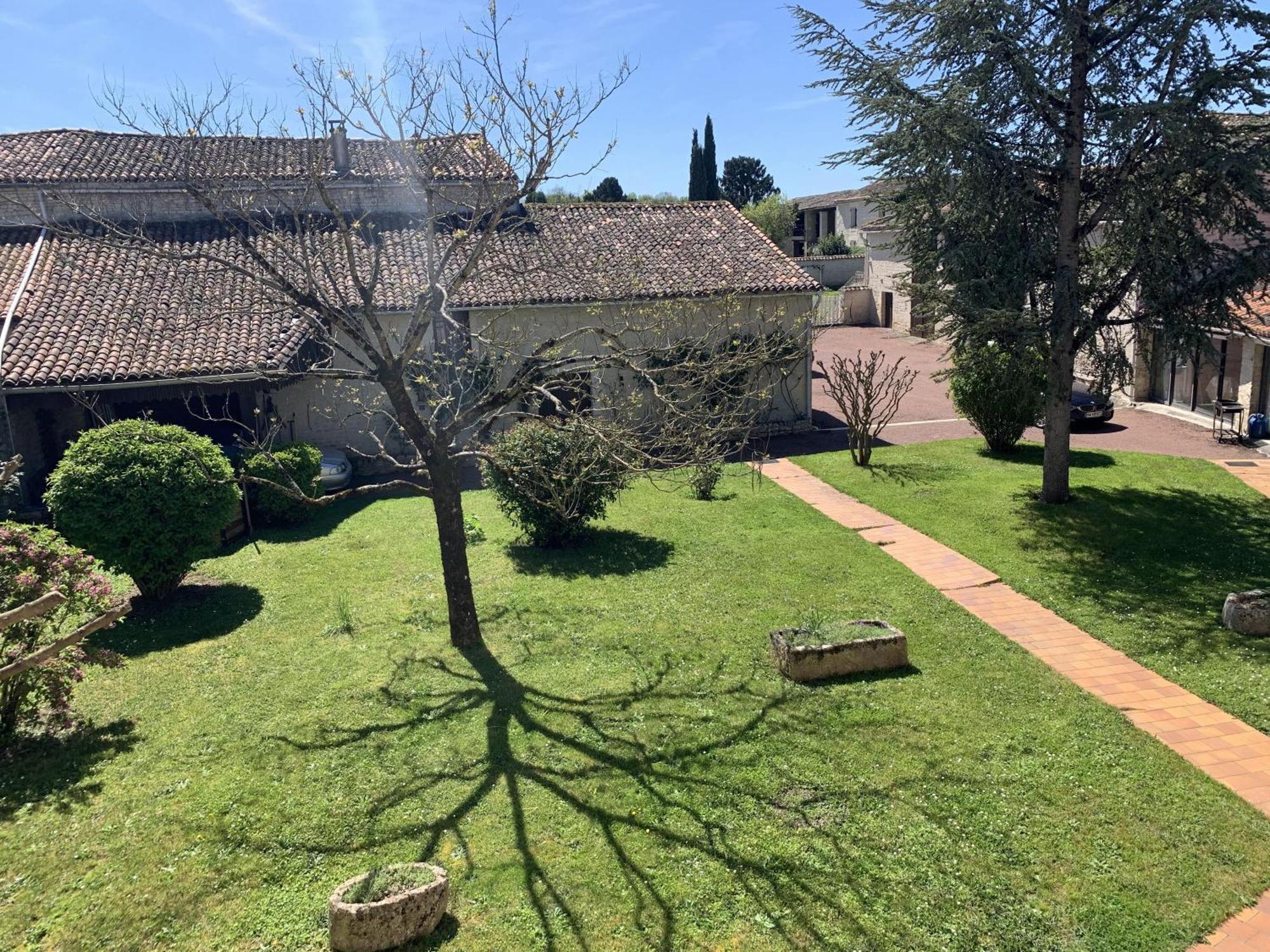 The Cool Lounge A Coulonges - Charente Bed & Breakfast ภายนอก รูปภาพ