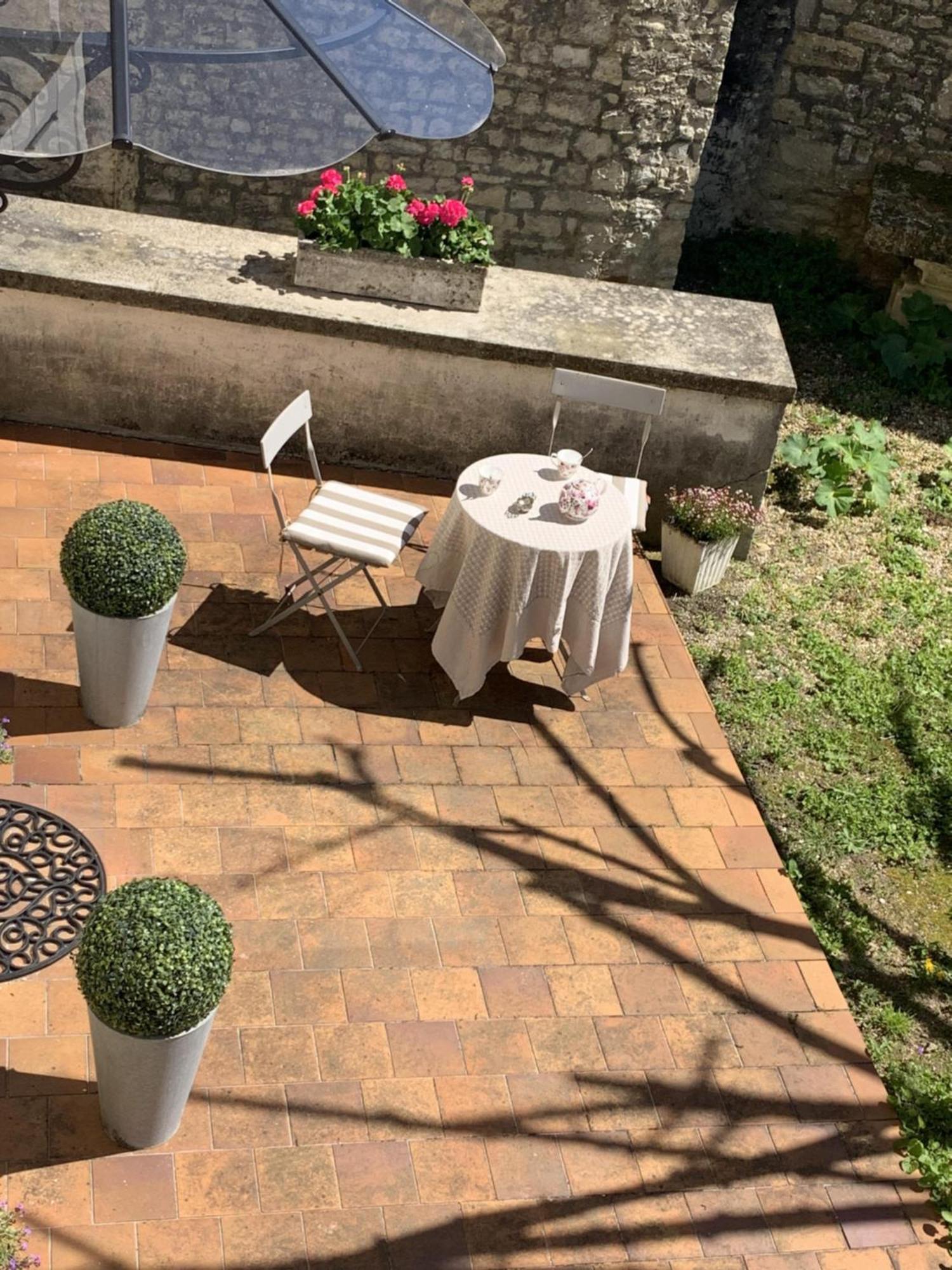 The Cool Lounge A Coulonges - Charente Bed & Breakfast ภายนอก รูปภาพ